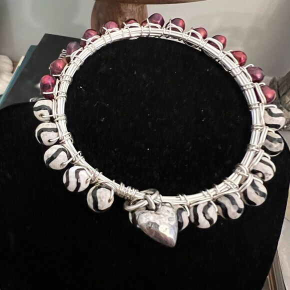 Vintage heart dangle unique women’s silver tone bracelet. Unique. Whimsical. - Picture 3 of 8